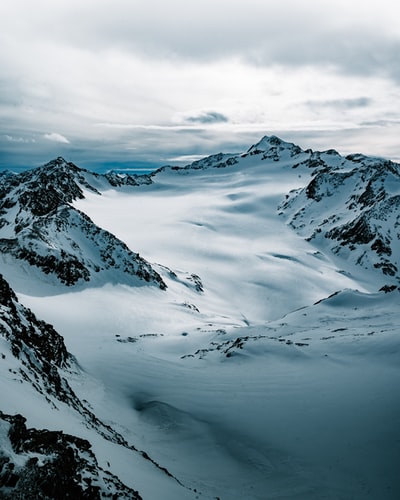 白昼积雪的山